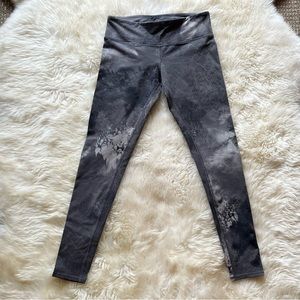 Alo Yoga Leggings size S(4-6) in Brown and Black Print. Excellent Condition.